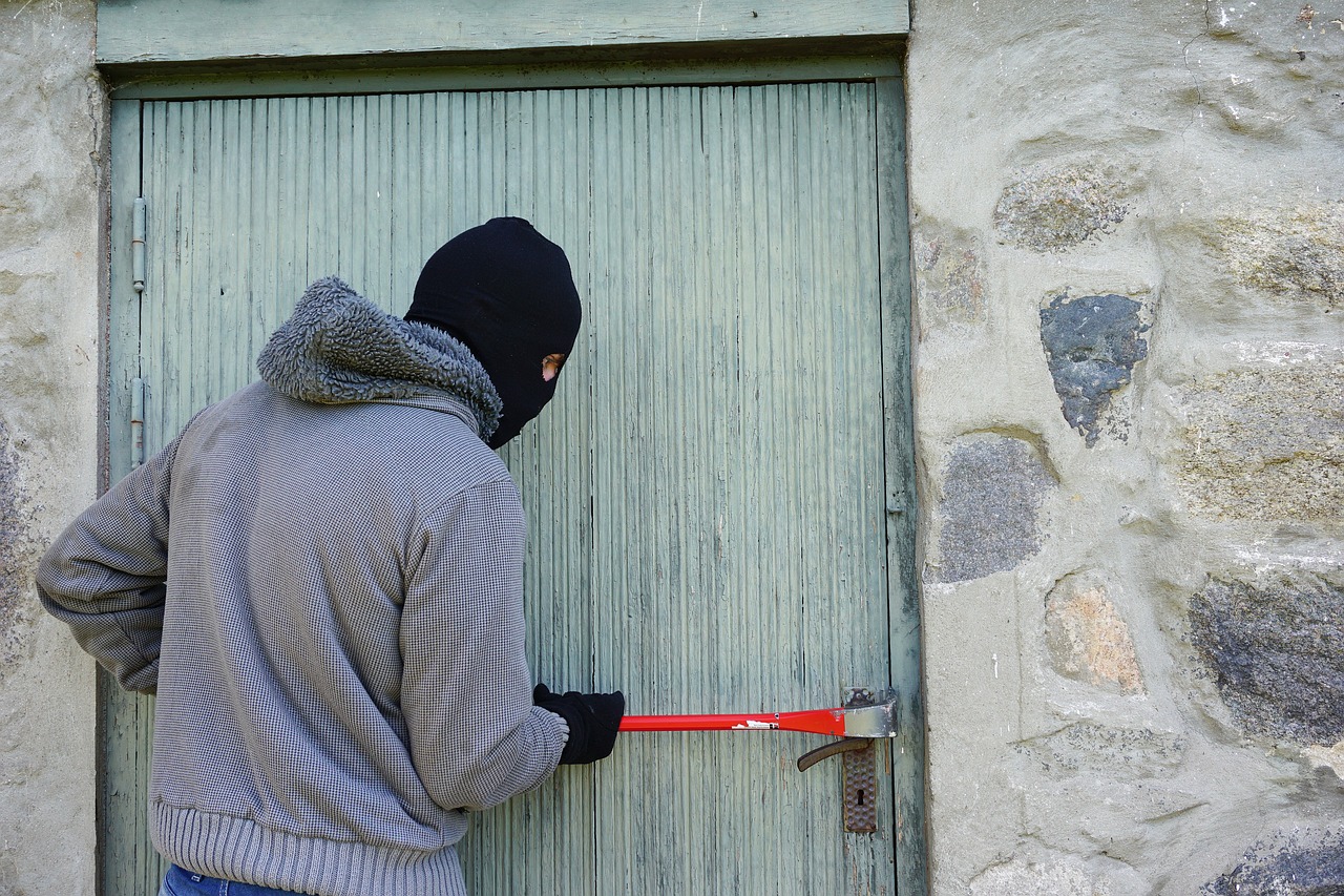 Attaque à l’explosif sur un distributeur à Belley : que faire pour sécuriser son commerce ou son domicile ?