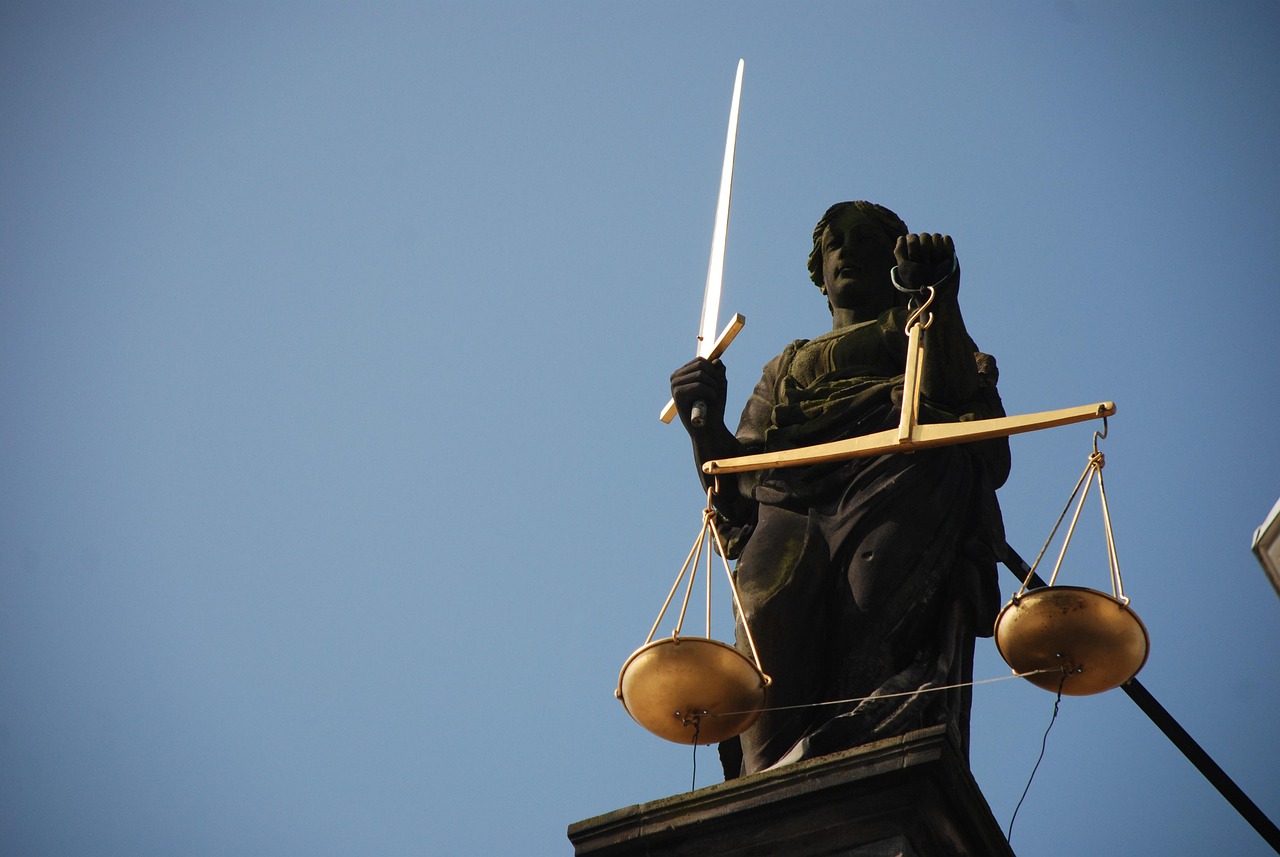 Condamné pour gifles sur sa belle-fille : les suites judiciaires possibles en droit pénal français