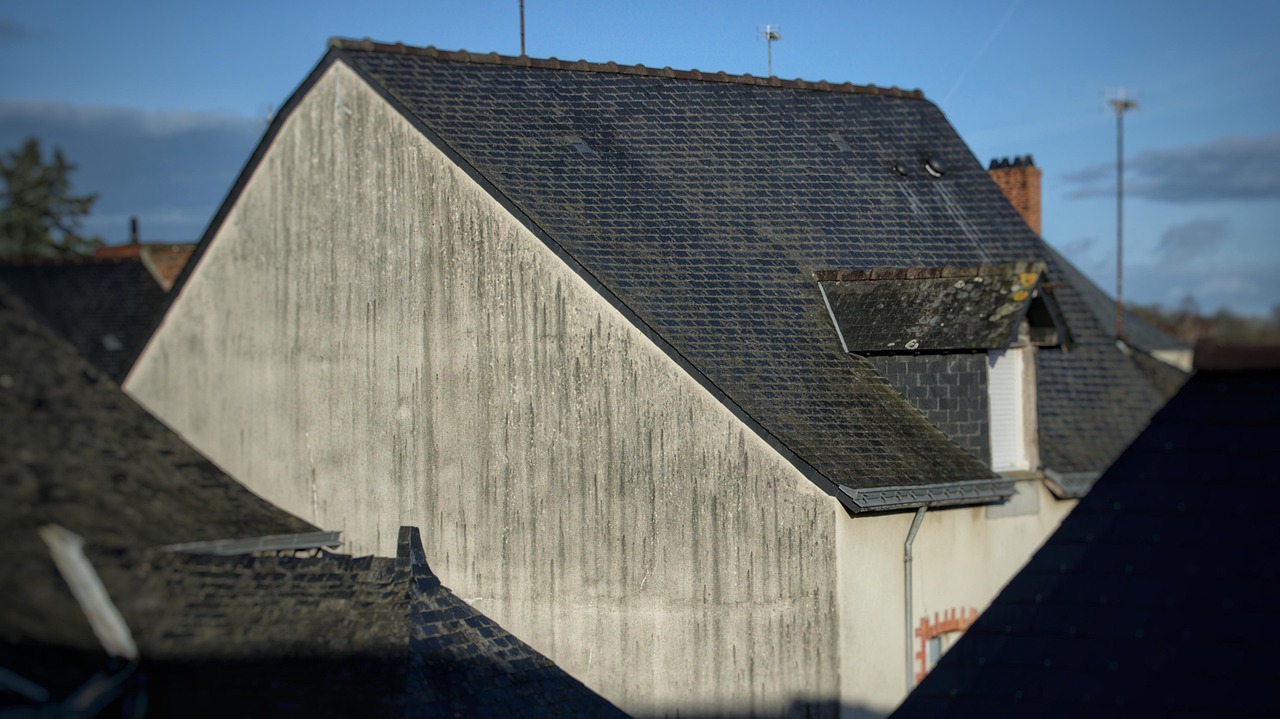 Tempête à Sainte-Maxime : comment déclarer les dégâts sur votre toiture et choisir un couvreur RGE