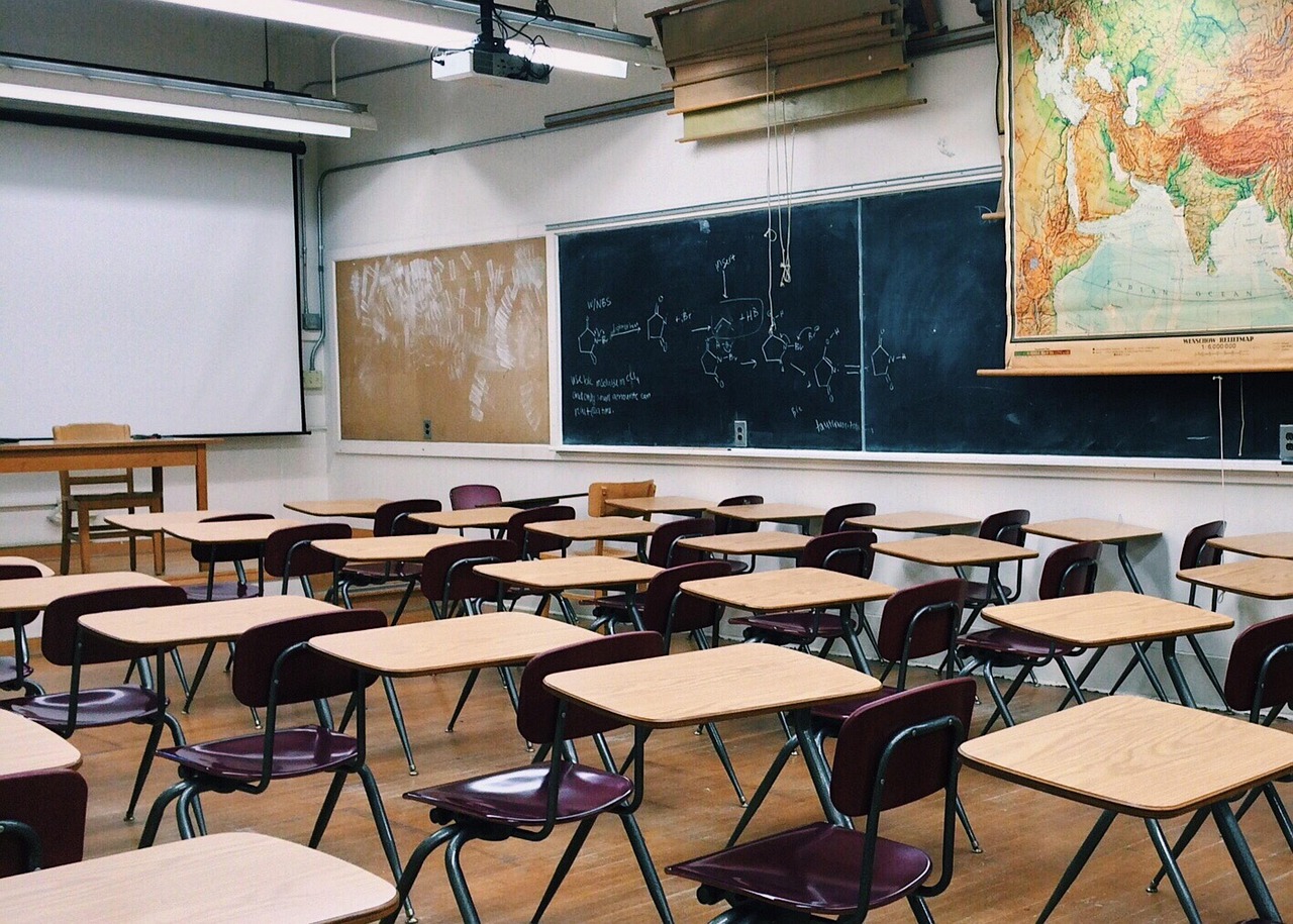 Créer une entreprise estivale à Manosque : formations accélérées, aides et accompagnement pour les jeunes