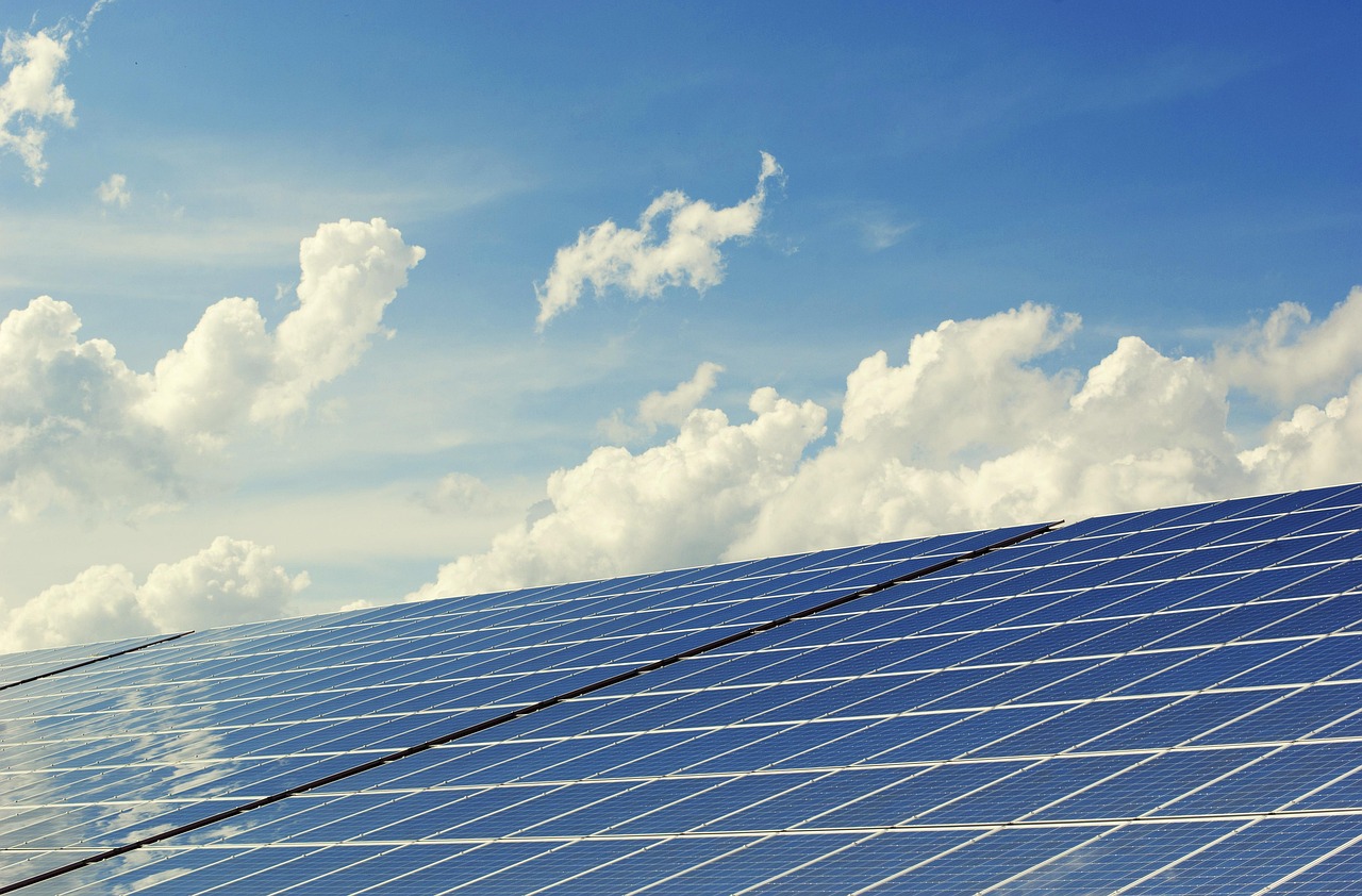 Incendie dans un collège : les panneaux solaires en cause ? Analyse et solutions pour éviter les risques