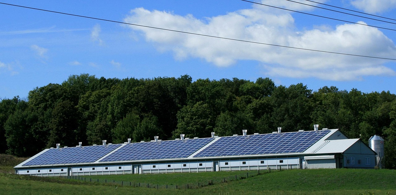 École des Luettes : comment les panneaux photovoltaïques transforment les bâtiments publics en Ardèche