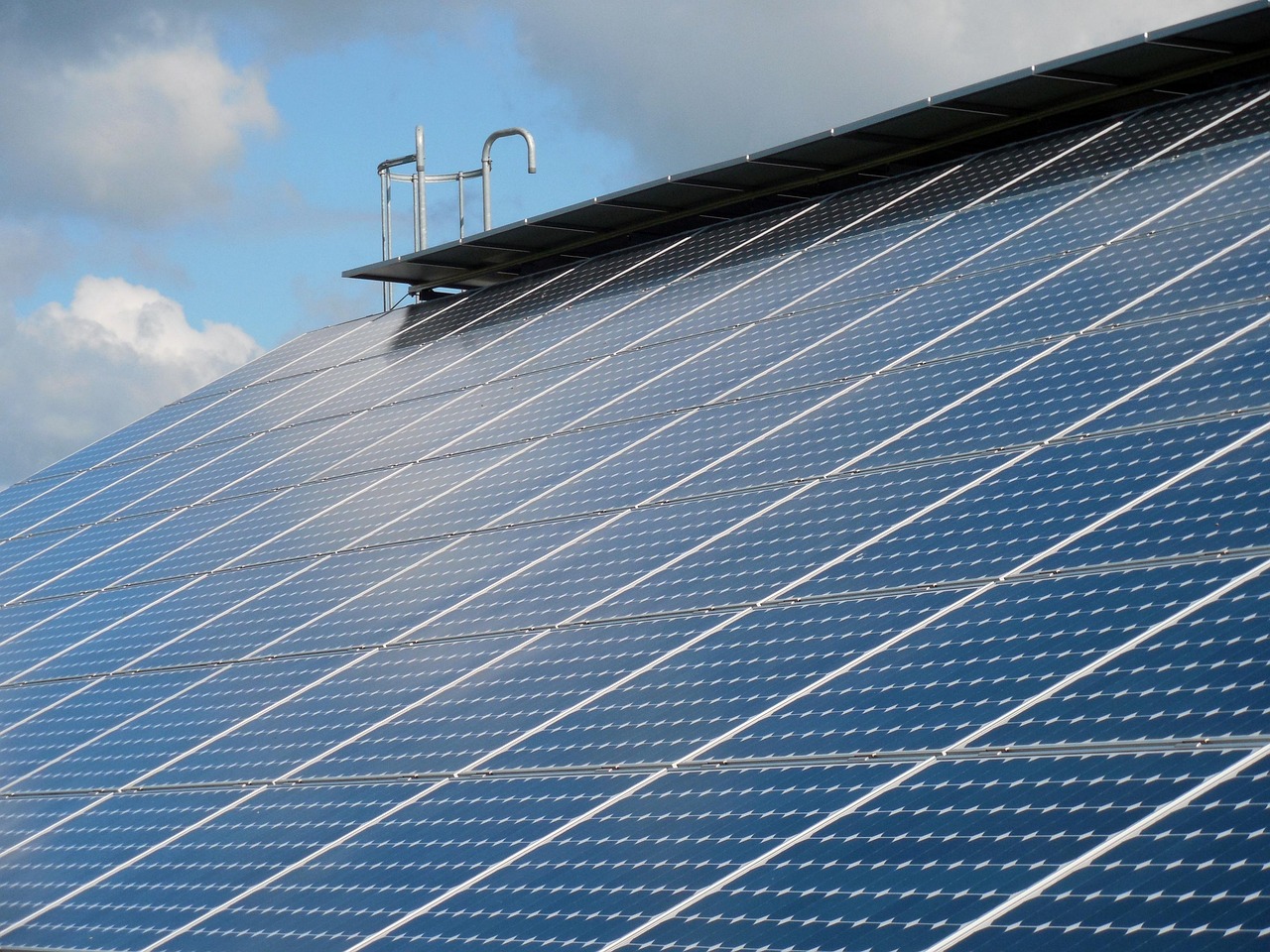Flambée des carburants : comment l’autoconsommation photovoltaïque peut soulager votre budget à Évreux