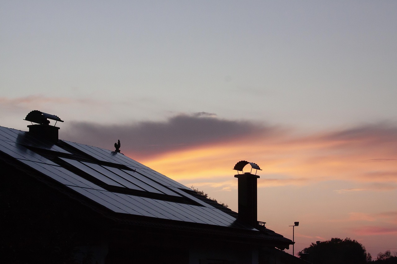 Carburant : comment réduire sa facture grâce au solaire et aux aides de l'État ?