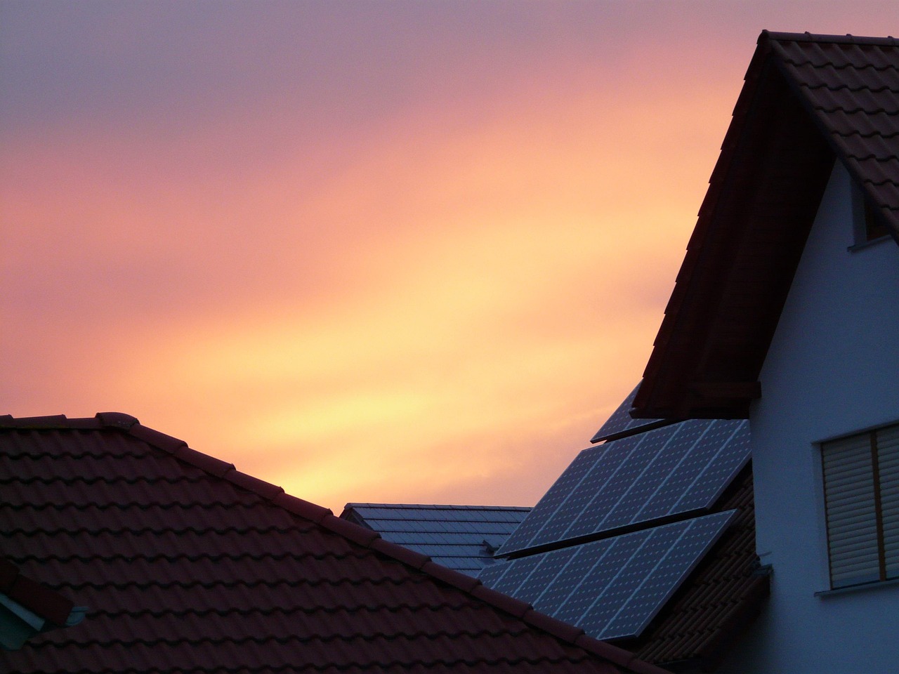Prix des carburants : comment l’autoconsommation photovoltaïque réduit votre dépendance à la pompe