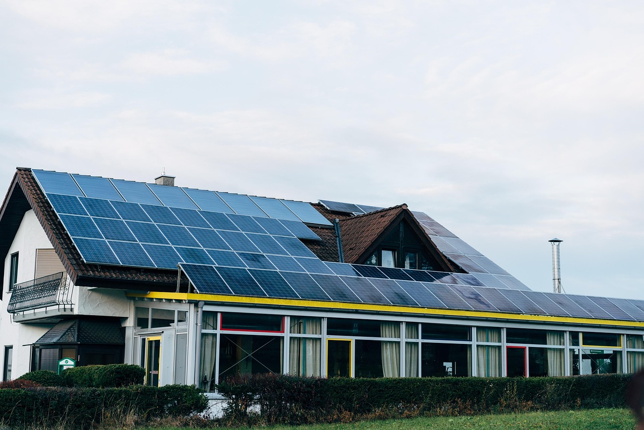 Photovoltaïque en entreprise : comment financer et installer des panneaux solaires dans les Alpes-Maritimes ?