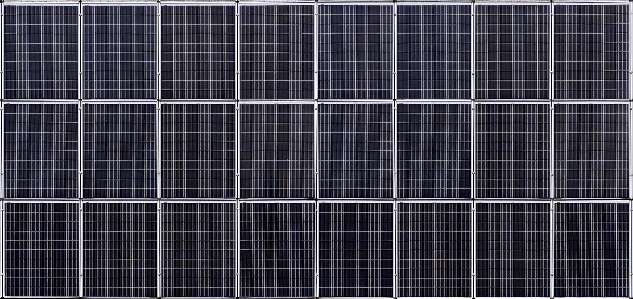 Mégacentrales photovoltaïques à Tournissan : recours juridiques, aides locales et alternatives pour les opposants